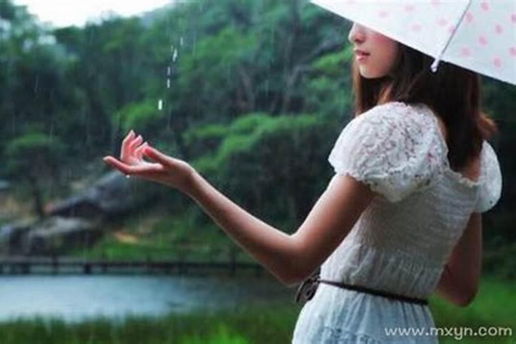 女人梦到下雨是什么意思啊