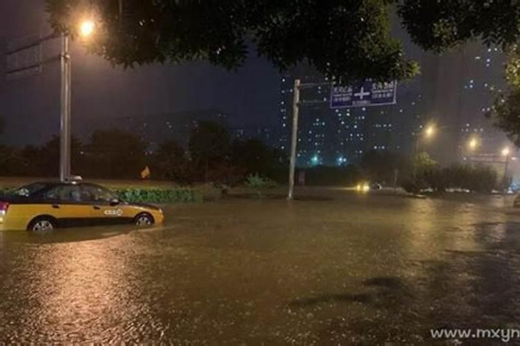 女人梦见下雨路上全是水