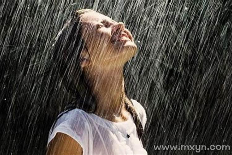 女性梦到下雨帮助别人淋雨
