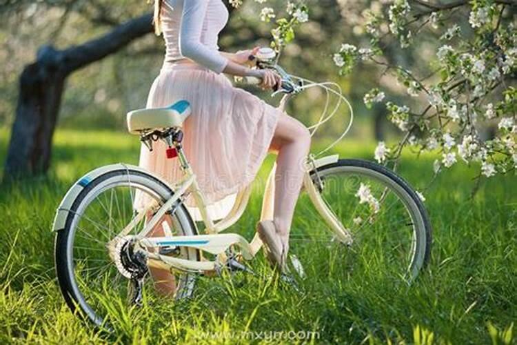 女人梦到骑自行车什么意思