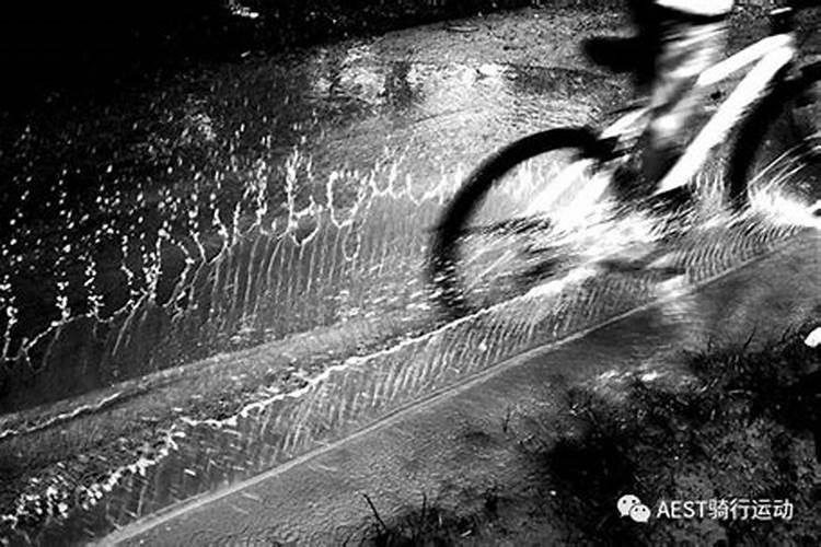 梦到下雨骑着自行车