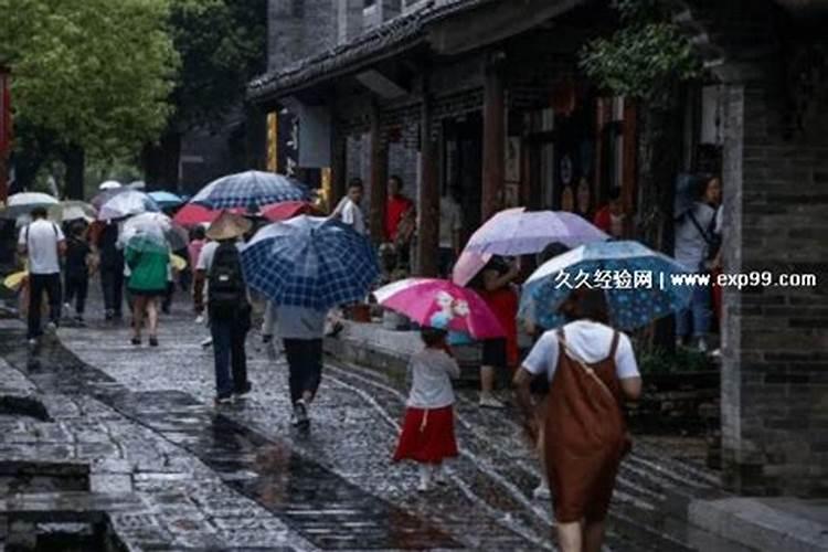 女人梦见下雨在雨中走顶着被子