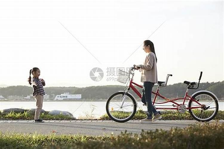 梦见骑自行车带着女儿骑不动下来走着了