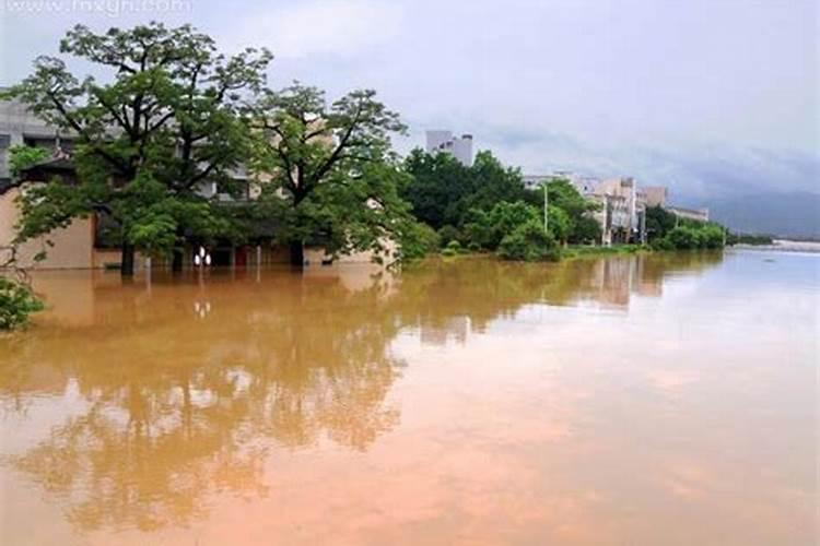 梦见生男孩尿了好吗