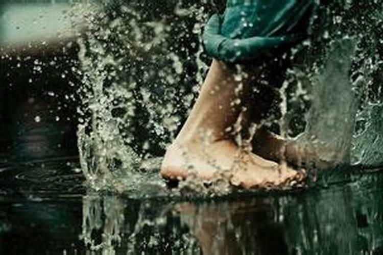 女人梦见下雨找鞋,没有找到