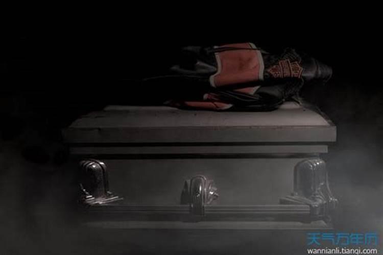 梦见人死了装在棺材里是什么意思