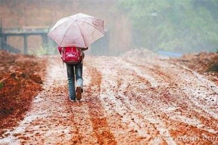 梦见下雨泥泞的路上走