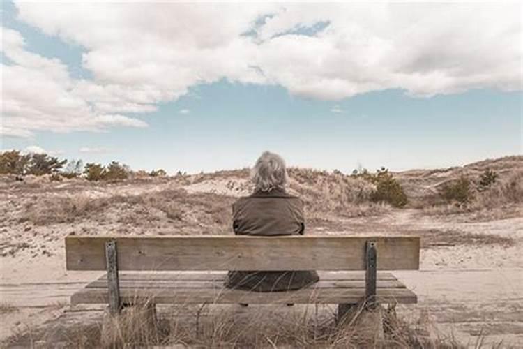 梦到活着的奶奶死了要带我走出去