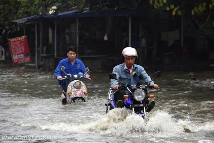 怀孕梦见下大雨发大水成河