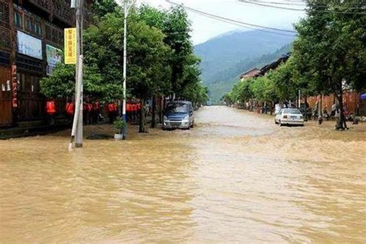 梦见发洪水自己向高处逃生成功