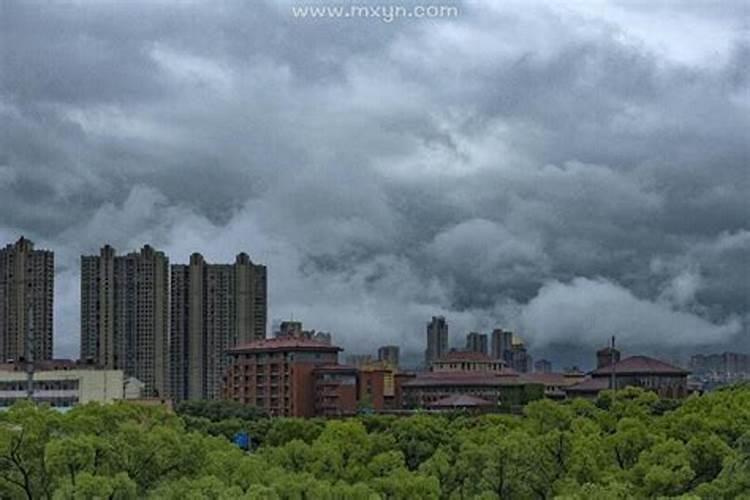 梦见黑云密布大雨倾盆