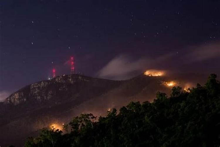 梦见上坟大火烧山