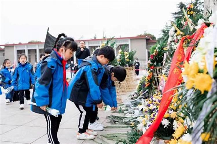 小孩子祭拜死去的亲人