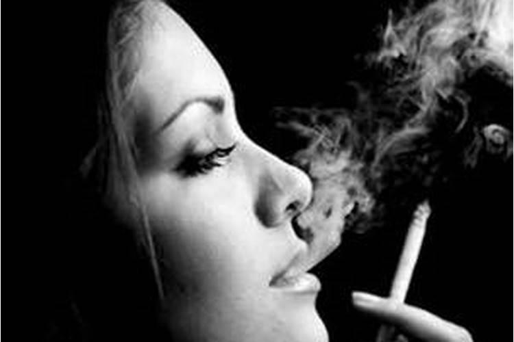 梦到自己抽烟代表什么女生