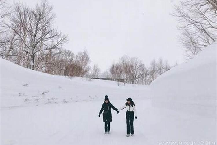 梦见光脚走在冰雪路上