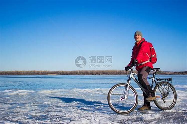 梦见骑自行车带人回家路上结冰什么意思