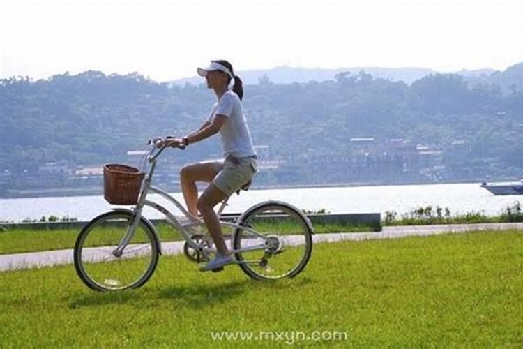 梦见自己和别人一起骑自行车是什么意思