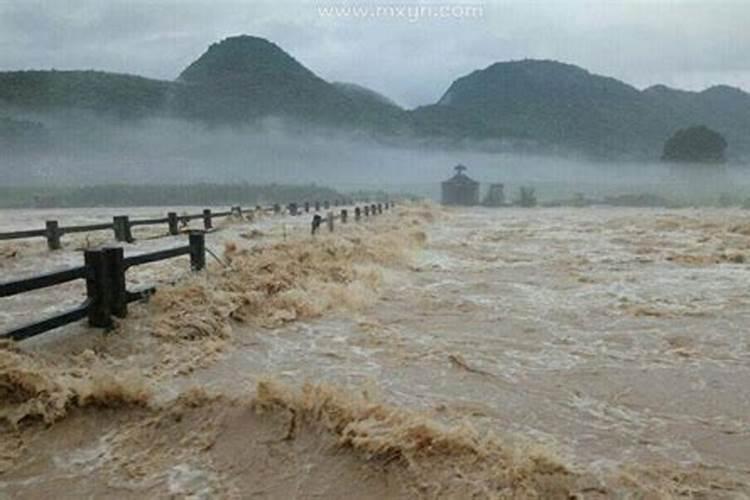 梦见洪水阻挡了道路行驶