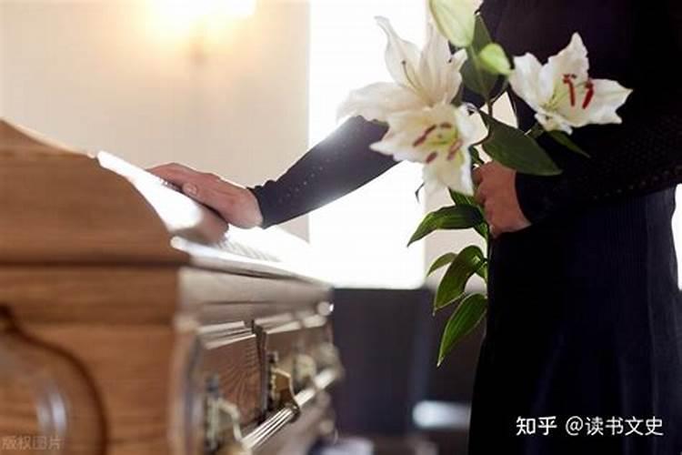 梦见亲人死了棺材放在家门口