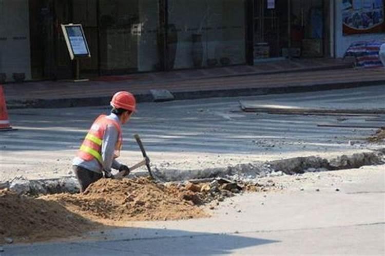 梦见路断了有人在修路