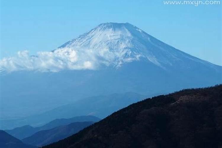 做梦梦到山是什么意思？梦见一座大山什么预兆