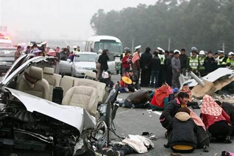 梦见死去的亲人出车祸是什么意思