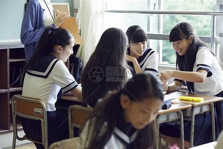 梦见跟一个女同学亲热什么意思