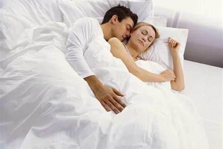梦见熟悉的男女睡在一起什么意思