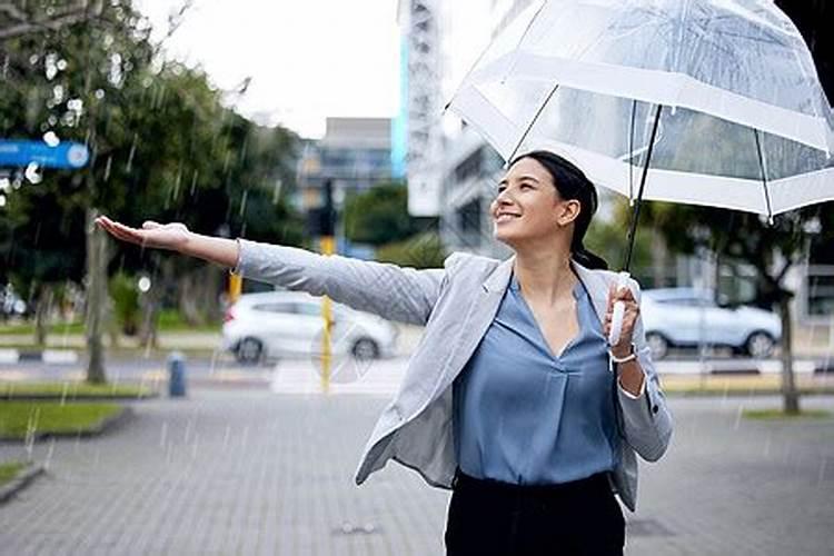 梦见和爸爸一起走路被雨淋