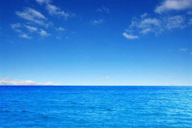 梦见特别清澈蓝色的大海