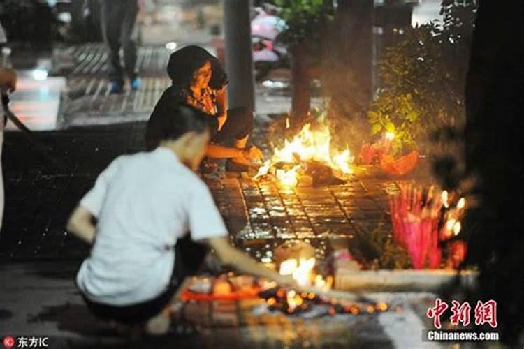 中元节街上祭祀