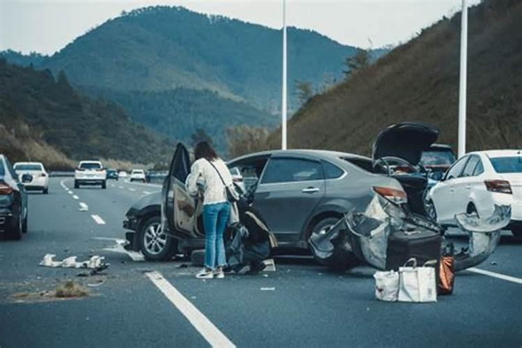 梦见路上遇到车祸现场