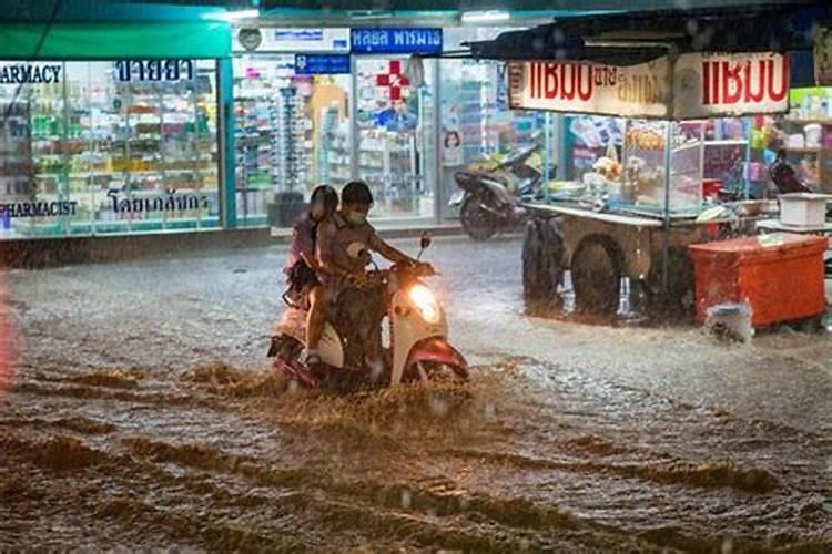 梦见下雨怎么回事