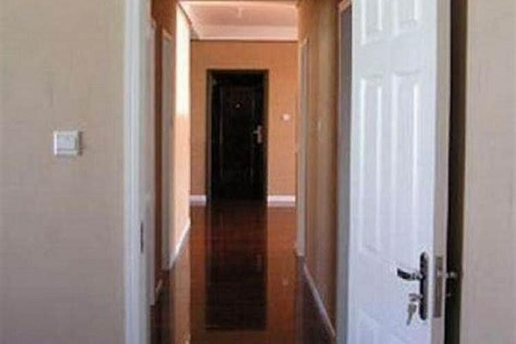 家中有狭长的走廊对着大门怎么办