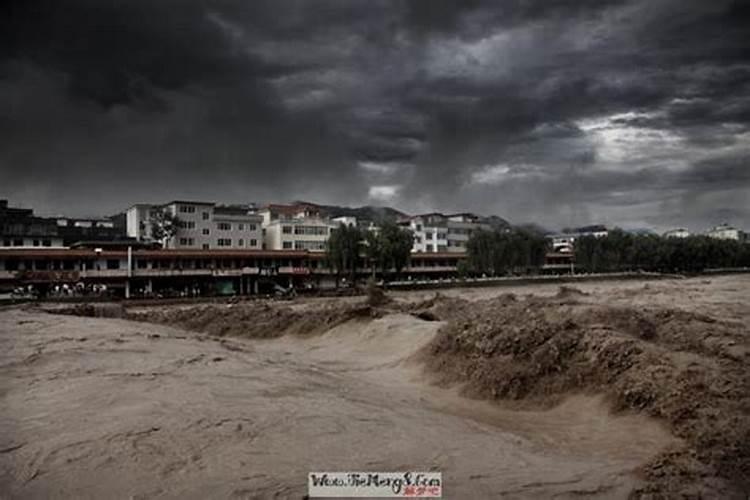 孕妇梦见下雨发大水