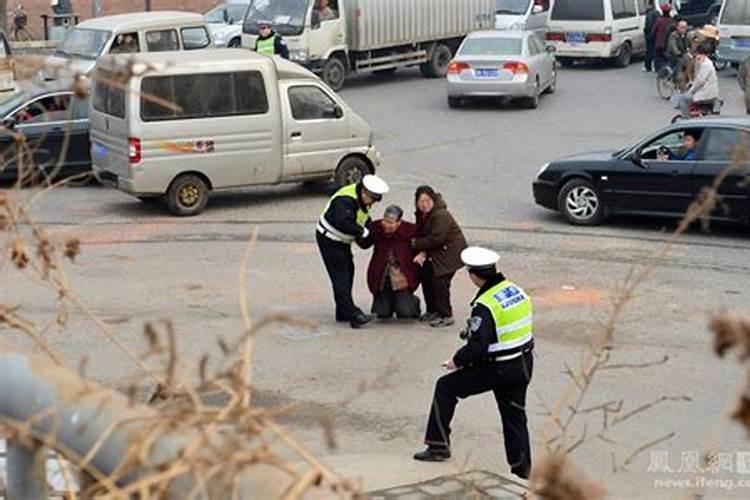 梦到陌生人被车轧死