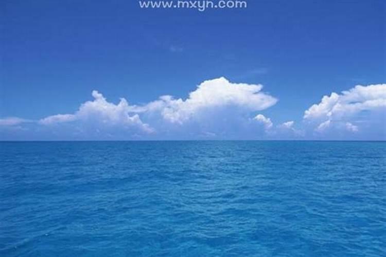 梦见大海水很深很蓝什么意思