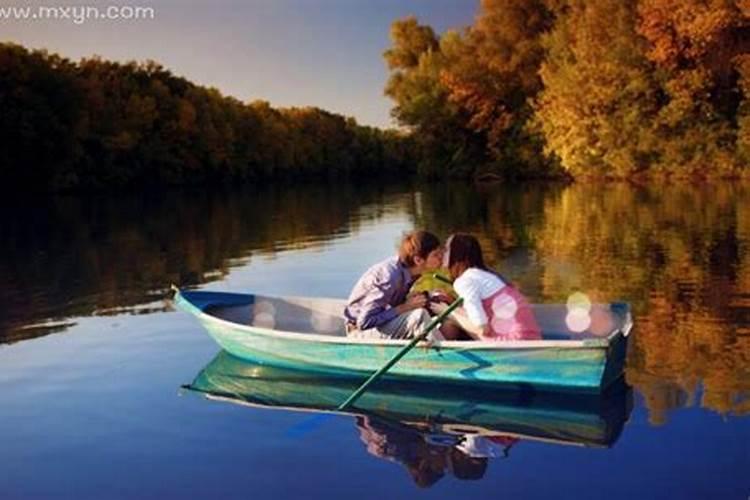 梦见和妻子一起划船