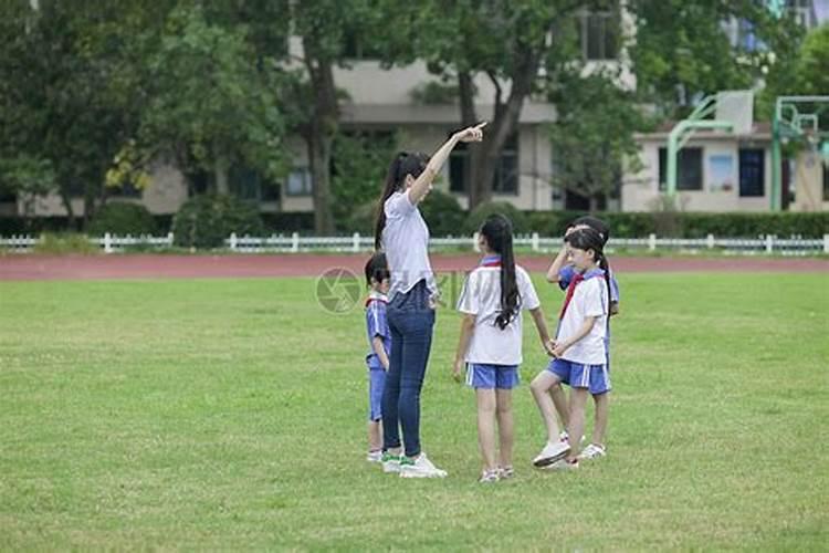 梦见和同学在学校里玩