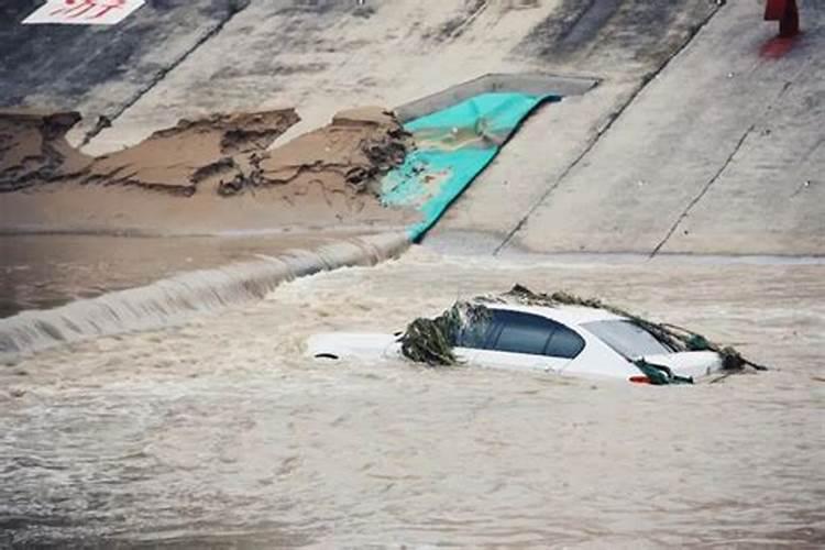 梦见发大水道路被淹了