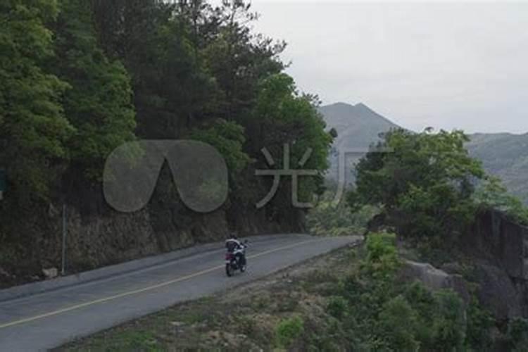 梦到骑摩托车上山路