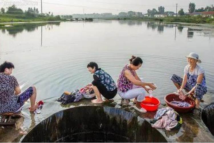 梦见大水把自己衣服冲走了