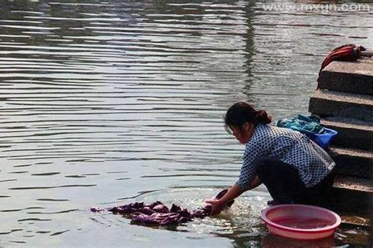 梦见流水沟渠有水流动洗衣服