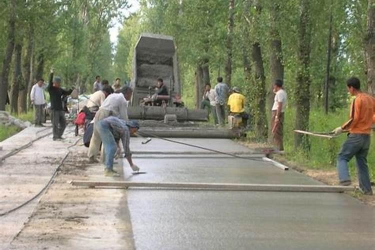 梦见回家的路被挖正在修路需绕路