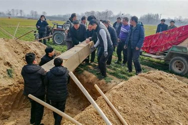 雨雪打新坟什么意思啊