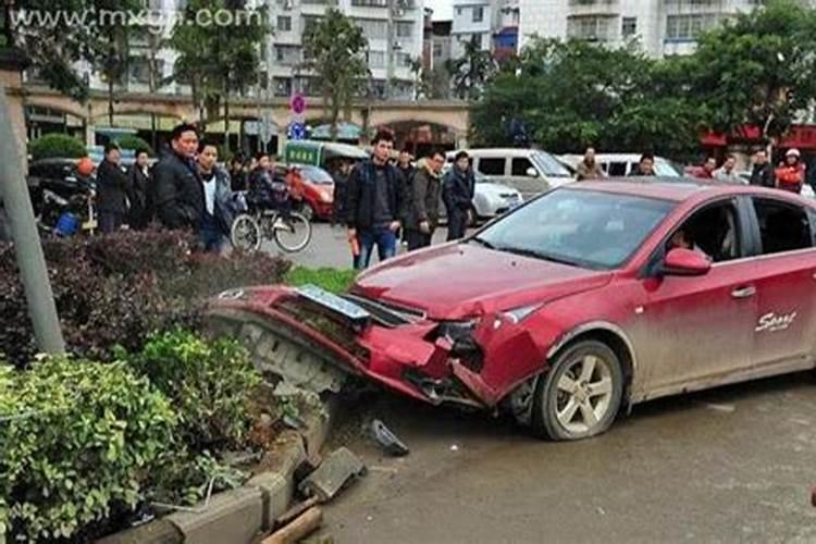 梦见看见别人出车祸是什么兆头