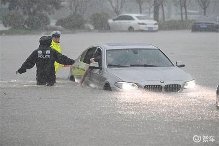 梦见洪水上涨开车往山坡跑