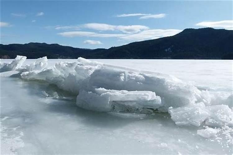 梦到水里结冰在冰上走