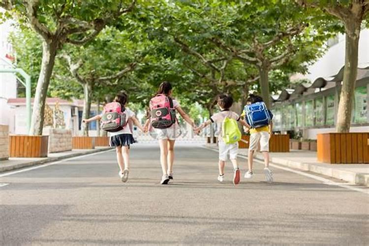 梦到初中同学送自己去其他城市