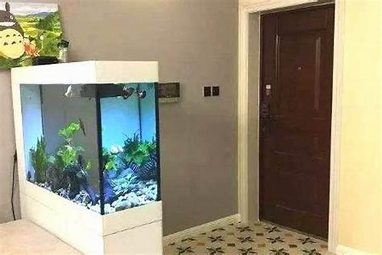 鱼缸放在房门口好吗